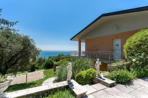 Casa Belvedere House in Lake Garda