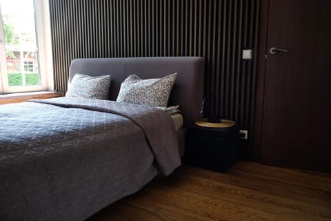 Bedroom, bunk bed