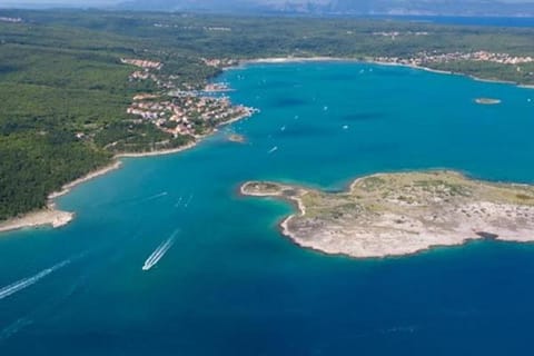 Nearby landmark, Neighbourhood, Natural landscape, Beach, Location