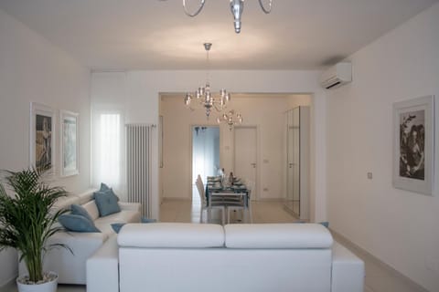 Day, Living room