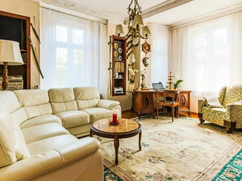 View (from property/room), Living room, Photo of the whole room, Decorative detail, Seating area, Garden view, Street view
