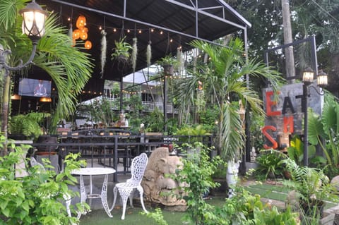 Communal lounge/ TV room, Facade/entrance, Garden, Garden view