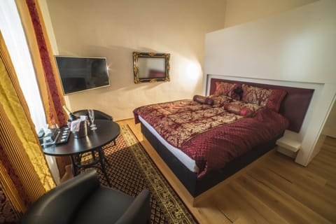 TV and multimedia, Seating area, Bedroom