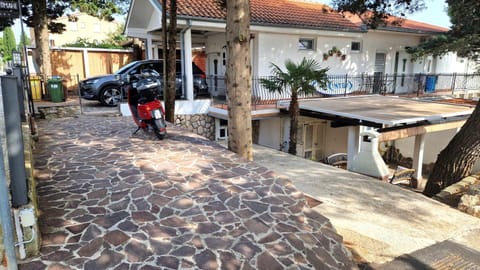 Neighbourhood, Street view, Parking