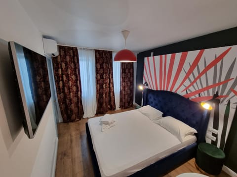 Bed, TV and multimedia, Photo of the whole room, Bedroom