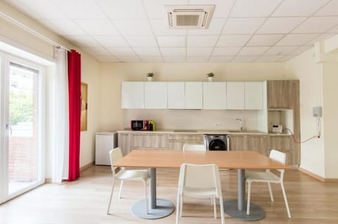 Kitchen or kitchenette, Dining area, stove