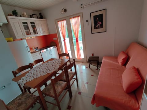 Kitchen or kitchenette, Living room, Seating area, Dining area, stove