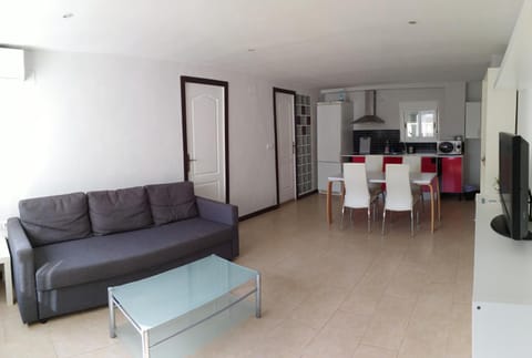Kitchen or kitchenette, Living room, Seating area, Dining area