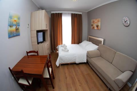 Bed, TV and multimedia, Bedroom