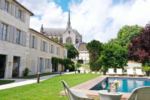 Property building, Day, Garden, Garden view, Pool view, Swimming pool, sunbed