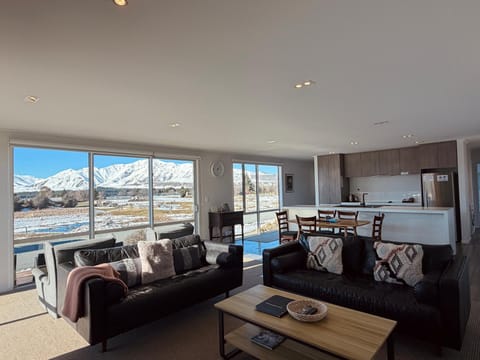 Property building, Communal lounge/ TV room, TV and multimedia, Living room, Mountain view