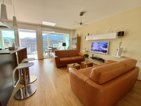 TV and multimedia, Living room, Seating area, City view, City view, Mountain view, Mountain view, Street view, Street view, internet, internet, locker, locker