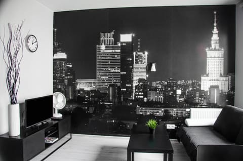 Bed, TV and multimedia, Living room, Photo of the whole room, Decorative detail, Seating area, On site