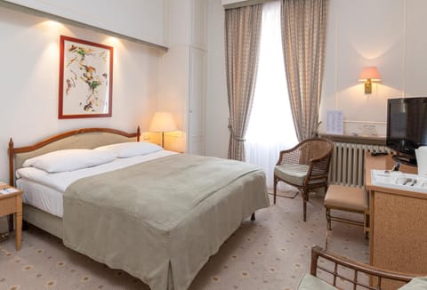 Bed, Photo of the whole room, Decorative detail, Street view