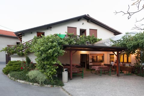 Facade/entrance
