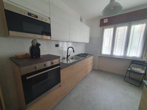 Kitchen or kitchenette, minibar, stove