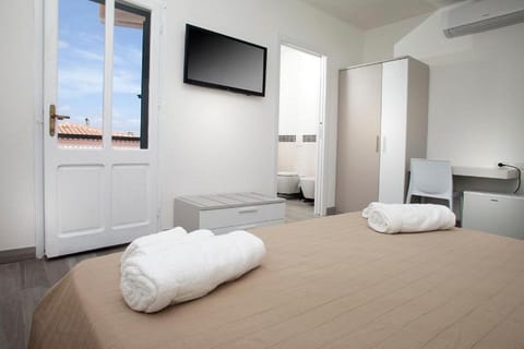 Bed, TV and multimedia, Photo of the whole room, Bedroom, towels, air conditioner