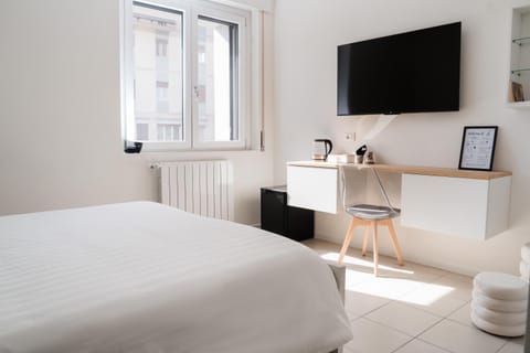 Bed, TV and multimedia, Photo of the whole room, Bedroom