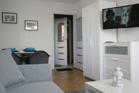 Bed, TV and multimedia, Photo of the whole room, Dining area, Bedroom