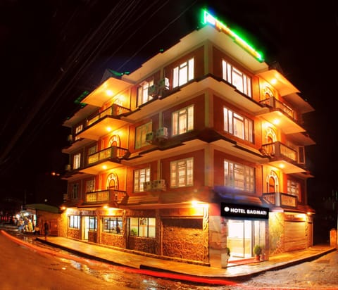 Property building, Facade/entrance, Bird's eye view, Street view
