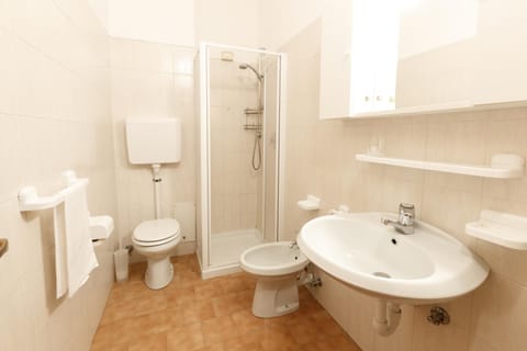 Shower, Toilet, Bathroom, bidet, towels