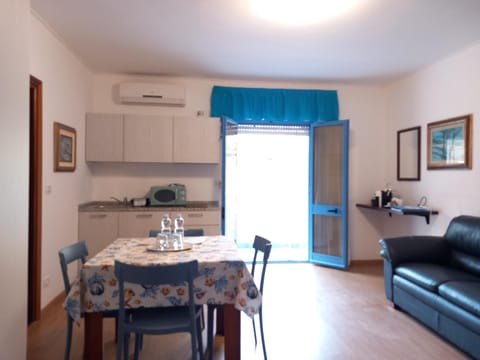 Kitchen or kitchenette, Living room, Seating area, Dining area, stove, air conditioner