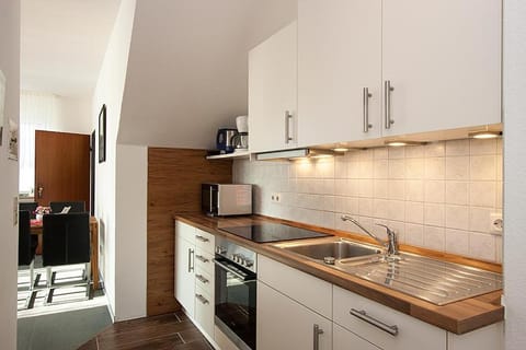 Coffee/tea facilities, Kitchen or kitchenette, Dining area, Garden view, dishwasher, minibar, pet friendly, stove