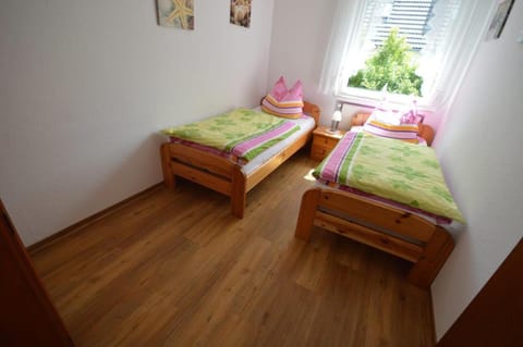 Bed, Bedroom, Garden view