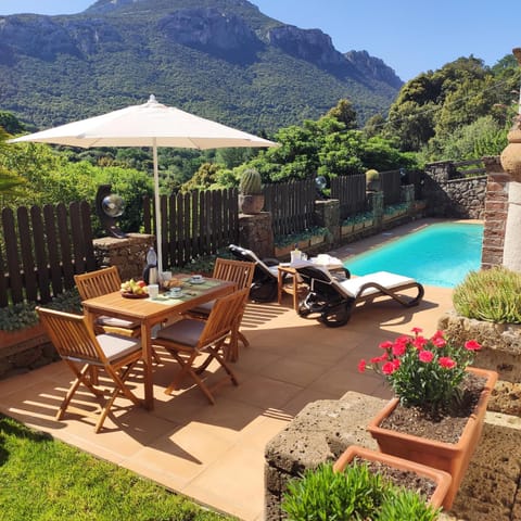 Property building, Balcony/Terrace, Swimming pool, Breakfast