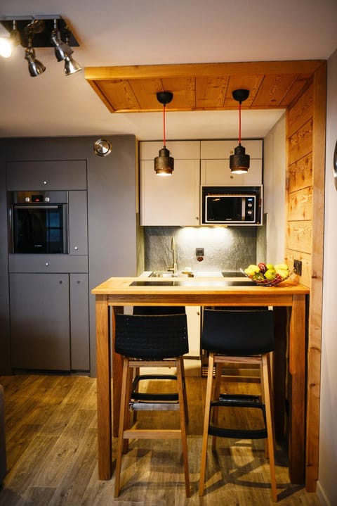 Kitchen or kitchenette, Living room, Lounge or bar, Dining area, young children, older children, group of guests, Family