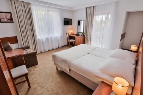 Bed, Photo of the whole room, Seating area