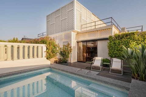 Restaurant/places to eat, Swimming pool