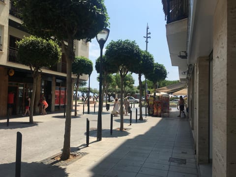 Property building, Restaurant/places to eat, Street view, Shopping Area