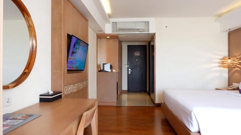 Bed, TV and multimedia, Photo of the whole room, Bedroom