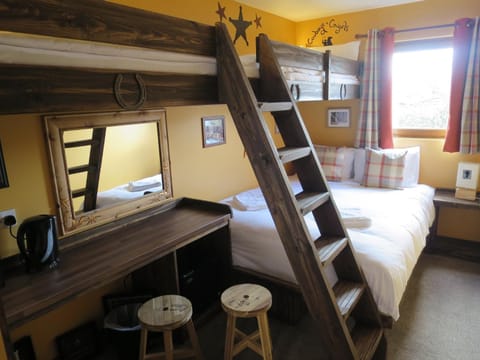 Bedroom, bunk bed