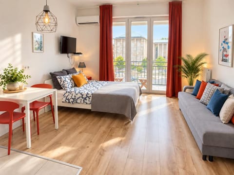 Bed, Seating area