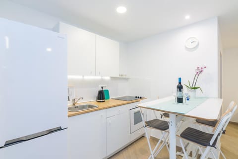 Kitchen or kitchenette, Dining area, stove