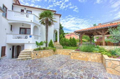 Property building, Patio, Facade/entrance, Garden