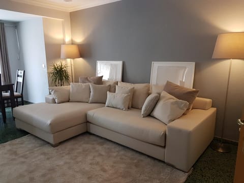 Living room, Photo of the whole room, Decorative detail, Decorative detail, Dining area