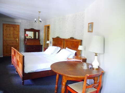 Bathroom, Balcony/Terrace, Seating area, Pets, Garden view, River view