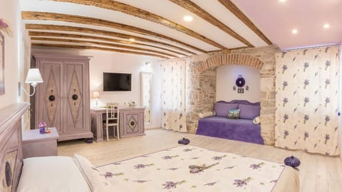 Shower, Toilet, Bathroom, TV and multimedia, Decorative detail, Seating area, Bedroom, older children