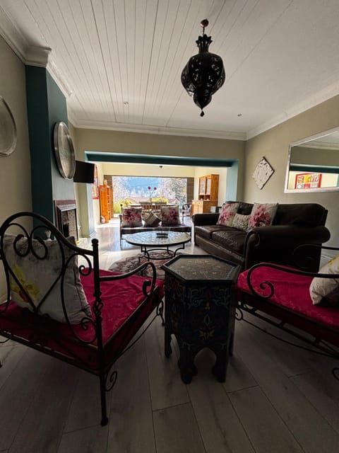 Living room, Photo of the whole room, fireplace