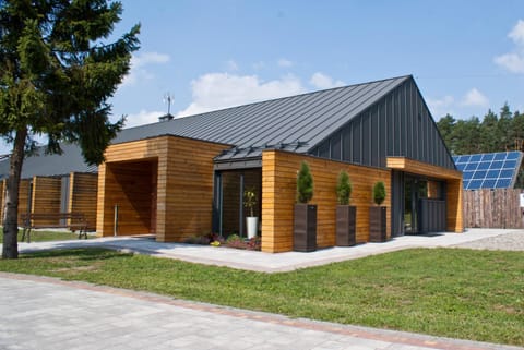Property building, Facade/entrance, Spring, Day, Neighbourhood