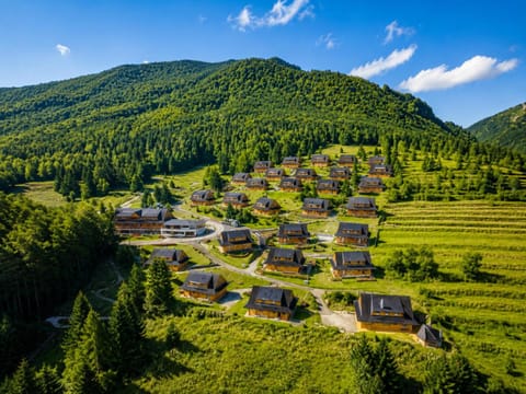 Property building, Nearby landmark, Restaurant/places to eat, Spring, Bed, Off site, Day, Neighbourhood, Natural landscape, Activities, Summer, View (from property/room), Lobby or reception, Hiking, Mountain view, Location, Parking