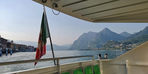 View (from property/room), City view, Lake view, Landmark view, Area and facilities, Entertainment