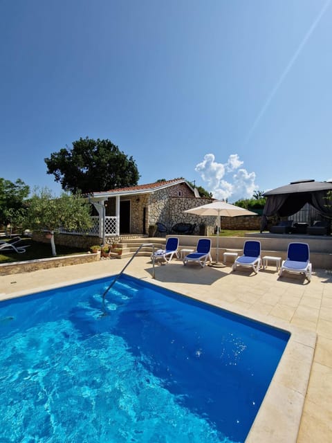 Patio, Swimming pool, sunbed