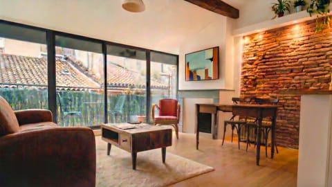 Communal lounge/ TV room, TV and multimedia, Landmark view, Sunrise