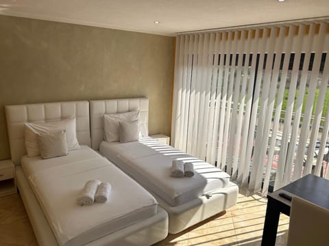 Bed, Bedroom, towels