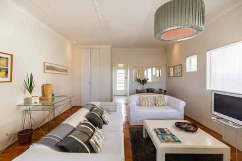 Communal lounge/ TV room, Activities, TV and multimedia, Living room, Photo of the whole room, Seating area, Evening entertainment