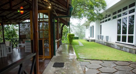 Property building, Patio, Facade/entrance, Day, Garden, Garden, Garden view